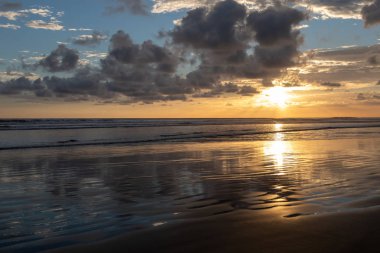 Kumlu bir plajda Relections ile Dramatik Sunset