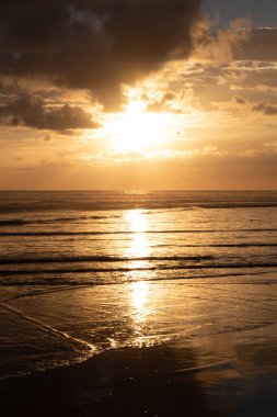 Kumlu bir plajda Relections ile Dramatik Sunset