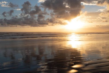 Kumlu bir plajda Relections ile Dramatik Sunset