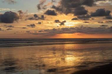 Kumlu bir plajda Relections ile Dramatik Sunset