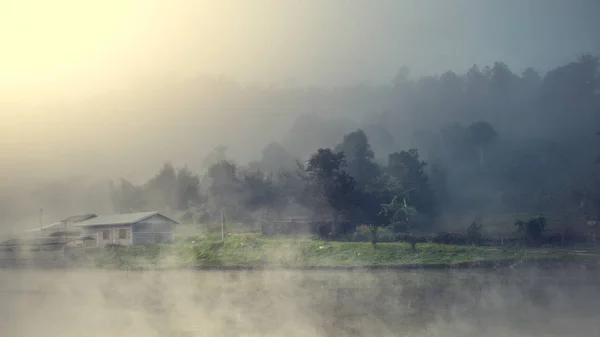 Ferienhaus Dorf Zwischen Berg Und Nebel — Stockfoto