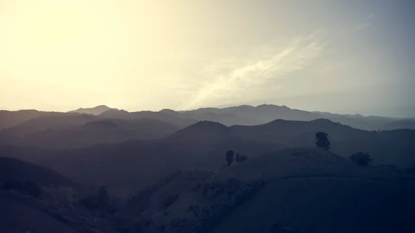 Krajobraz Gór Leśnych Pośród Mgły Zachodzie Słońca — Zdjęcie stockowe