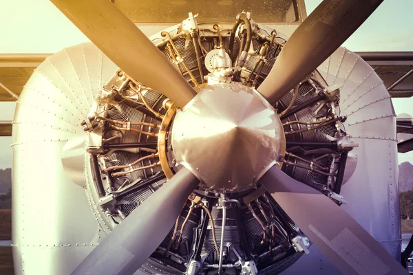 带发动机和螺旋桨的复古飞机 — 图库照片