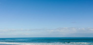 Plaj ve okyanus cape Chikyu Hokkaido Japonya, mavi gökyüzü ile