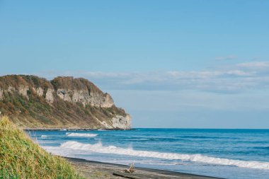 Plaj ve okyanus cape Chikyu Hokkaido Japonya, mavi gökyüzü ile