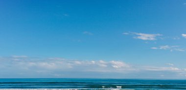 Plaj ve okyanus cape Chikyu Hokkaido Japonya, mavi gökyüzü ile