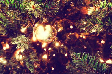 top ve ampul Noel ağacı üzerinde