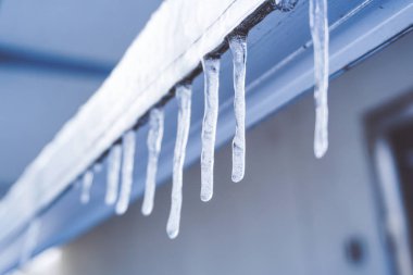 Icicle'ı eritebilir bir çatıdan asılı