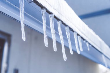 Icicle'ı eritebilir bir çatıdan asılı