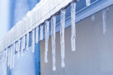 Icicle'ı eritebilir bir çatıdan asılı