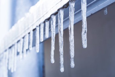 Icicle'ı eritebilir bir çatıdan asılı