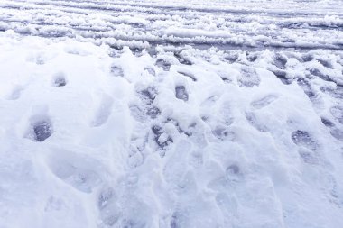 Ayak izi ve elleri kar doku arka planı için