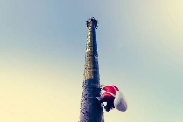 Statue Santa Climbing Chimney — Stock Photo, Image