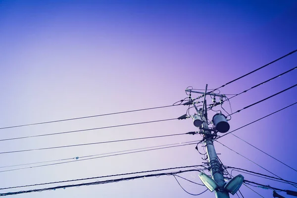 Biegun Elektryczny Niebieskim Niebem — Zdjęcie stockowe