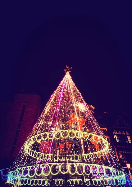 Διακόσμηση Χριστουγεννιάτικο Δέντρο Φως Στην Ημέρα Των Χριστουγέννων — Φωτογραφία Αρχείου