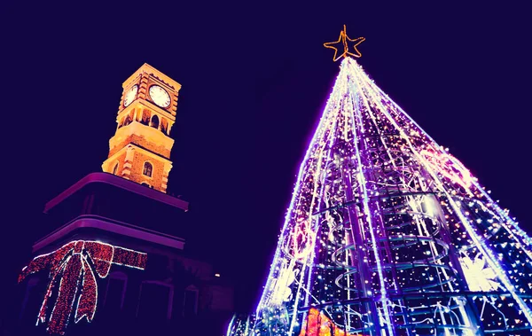 クリスマスの日の夜の時間の時計塔 — ストック写真