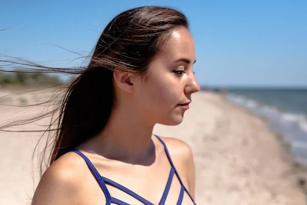 Seorang Gadis Muda Dengan Pakaian Renang Pantai Dekat Laut — Stok Foto