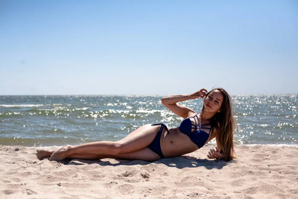 海辺のビーチで水着を着た若い女の子 — ストック写真