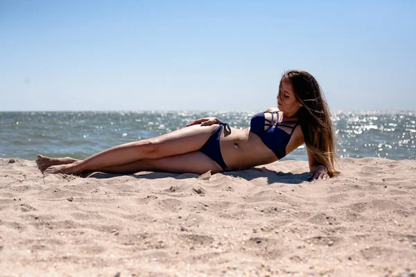 Молода Дівчина Купальнику Пляжі Біля Моря — стокове фото
