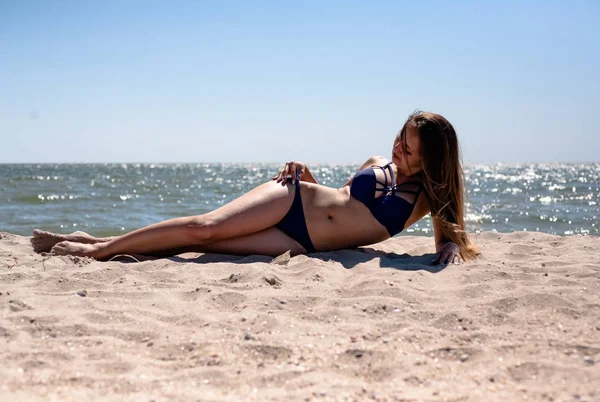 Uma Menina Maiô Praia Junto Mar — Fotografia de Stock