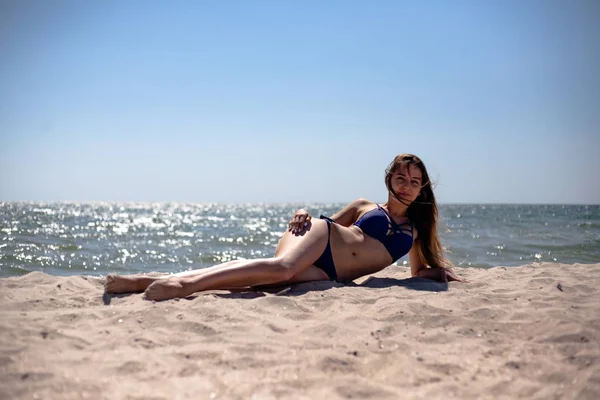 Молодая Девушка Купальнике Пляже Моря — стоковое фото