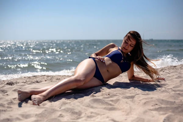 Mladá Dívka Plavkách Pláži Moře — Stock fotografie