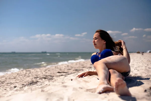 Une Jeune Fille Maillot Bain Sur Plage Bord Mer — Photo