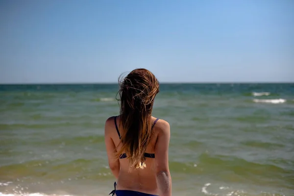 Ένα Νεαρό Κορίτσι Ένα Μαγιό Στην Παραλία Δίπλα Στη Θάλασσα — Φωτογραφία Αρχείου