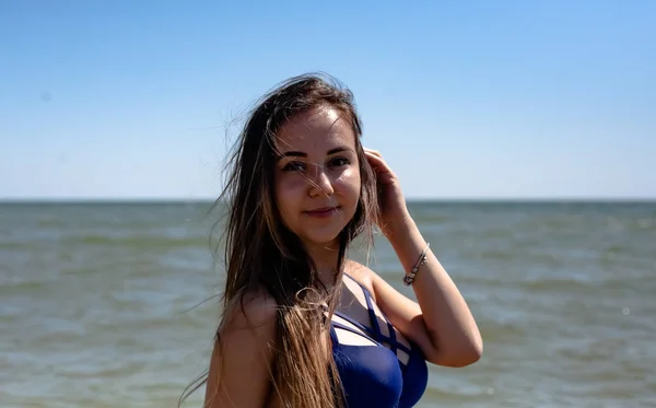 Een Jong Meisje Een Badpak Het Strand Aan Zee — Stockfoto