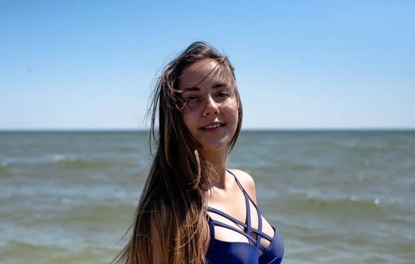 Uma Menina Maiô Praia Junto Mar — Fotografia de Stock