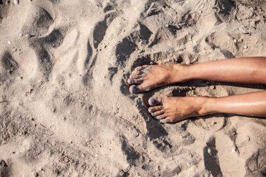 Deniz kumu üzerinde güzel pedikür. Mavi, yaz pedikür. Sahilde dinlenin.