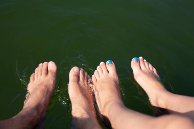 Suda güzel bacaklar. Denizde yaz tatili.