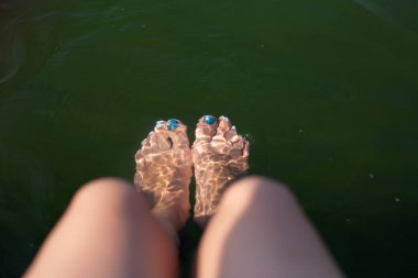 Suda güzel bacaklar. Denizde yaz tatili.