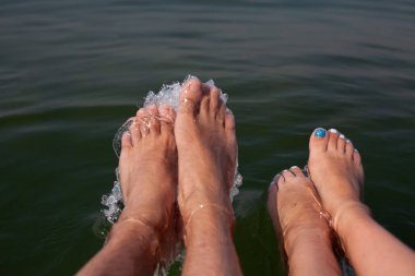 Suda güzel bacaklar. Denizde yaz tatili.