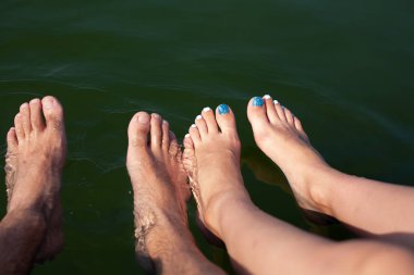 Suda güzel bacaklar. Denizde yaz tatili.