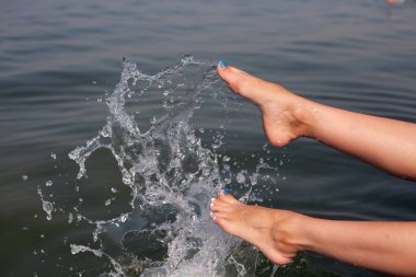 Suda güzel bacaklar. Denizde yaz tatili.