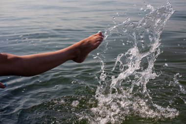 Suda güzel bacaklar. Denizde yaz tatili.