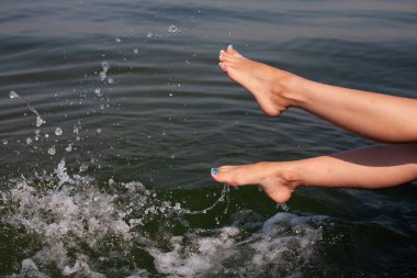 Suda güzel bacaklar. Denizde yaz tatili.