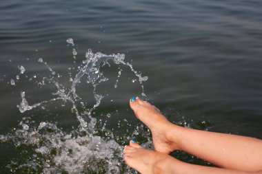 Suda güzel bacaklar. Denizde yaz tatili.