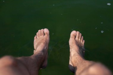 Suda güzel bacaklar. Denizde yaz tatili.