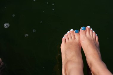 Suda güzel bacaklar. Denizde yaz tatili.