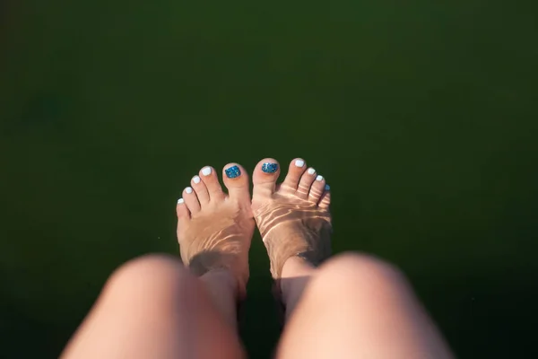 美丽的双腿在水中 海上暑假 — 图库照片