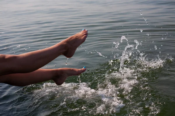 Mooie Benen Het Water Zomer Vakantie Zee — Stockfoto