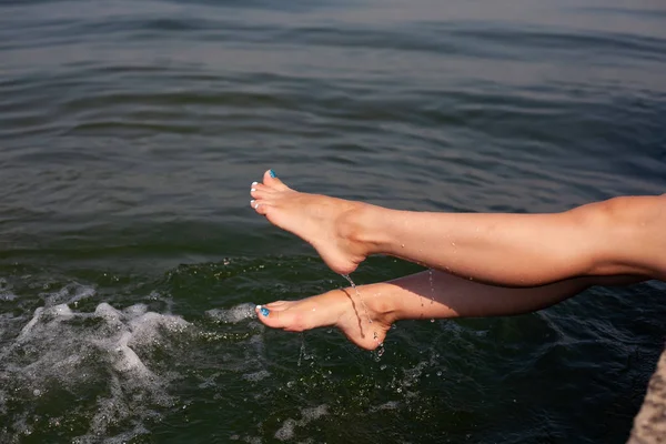 Nádherné Nohy Vodě Letní Prázdniny Moři — Stock fotografie