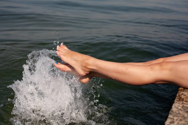 Belle Gambe Acqua Vacanze Estive Mare — Foto Stock