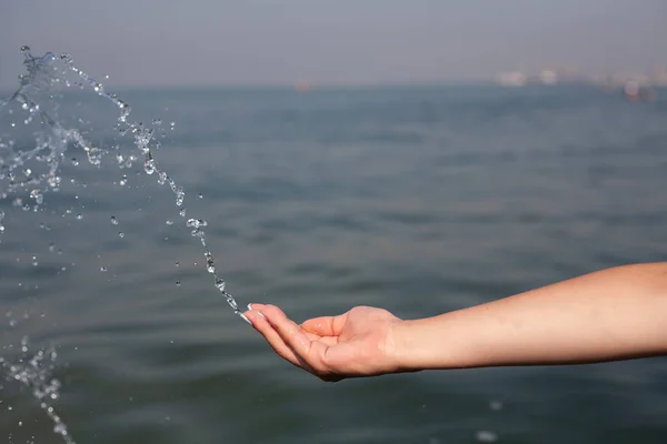 Mão Menina Fundo Mar Férias Mar — Fotografia de Stock