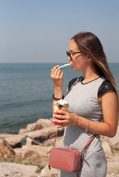 Dziewczyna Seashore Zjada Owoc Deser Szklance — Zdjęcie stockowe