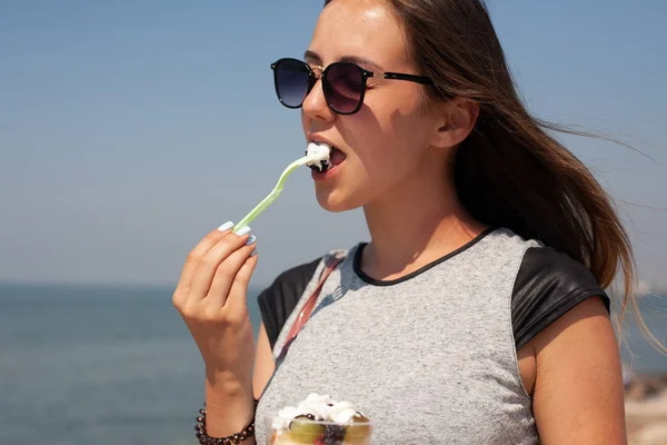 Menina Praia Come Sobremesa Frutas Copo — Fotografia de Stock