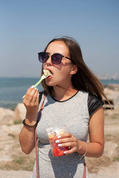 Menina Praia Come Sobremesa Frutas Copo — Fotografia de Stock