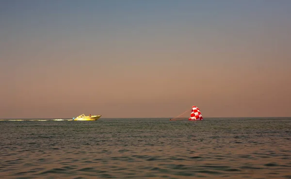 Parasailing Diversión Agua Volar Paracaídas Detrás Barco — Foto de Stock